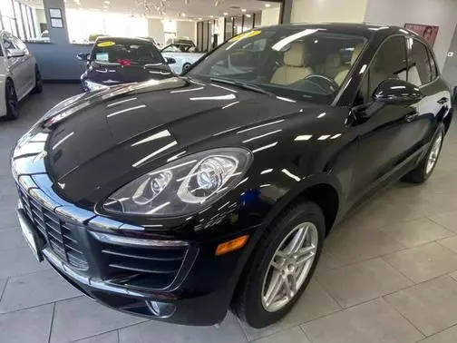 2017 Porsche Macan  AWD photo