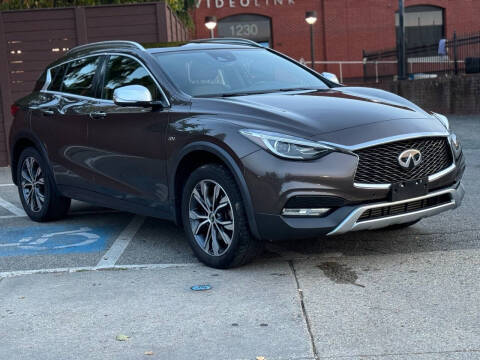 2017 Infiniti QX30 Premium AWD photo