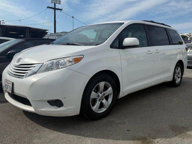 2017 Toyota Sienna LE FWD photo