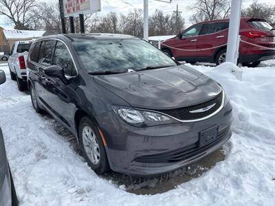 2017 Chrysler Pacifica Minivan Touring FWD photo