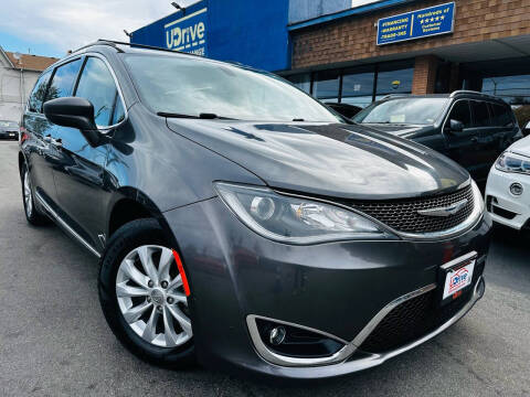 2017 Chrysler Pacifica Minivan Touring-L FWD photo