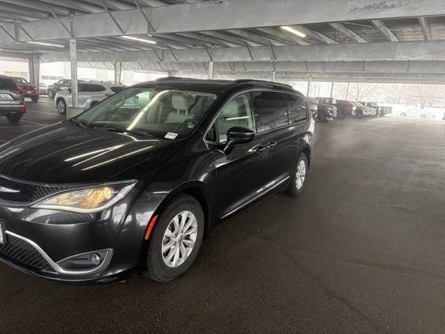 2017 Chrysler Pacifica Minivan Touring-L FWD photo