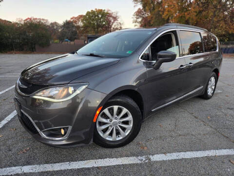 2017 Chrysler Pacifica Minivan Touring-L FWD photo