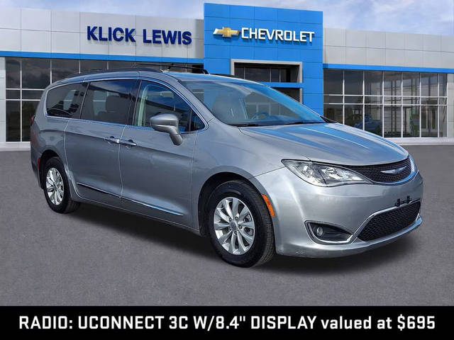 2017 Chrysler Pacifica Minivan Touring-L FWD photo