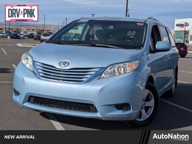 2017 Toyota Sienna LE FWD photo