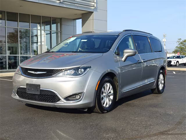 2017 Chrysler Pacifica Minivan Touring-L FWD photo