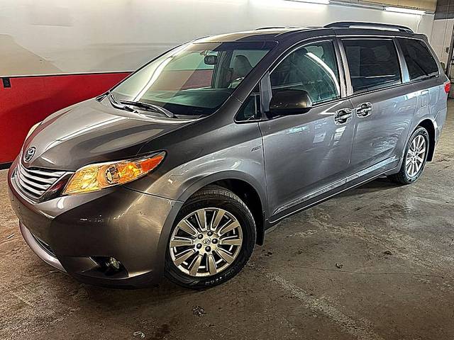 2017 Toyota Sienna XLE Premium AWD photo