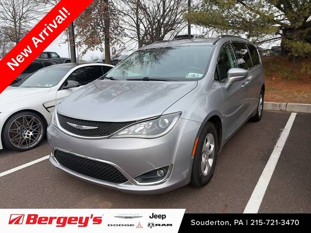 2017 Chrysler Pacifica Minivan Touring-L Plus FWD photo