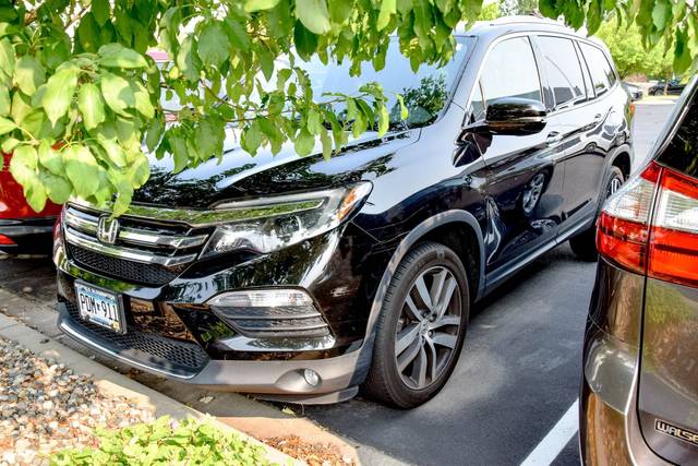 2017 Honda Pilot Touring AWD photo
