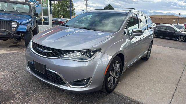 2017 Chrysler Pacifica Minivan Limited FWD photo