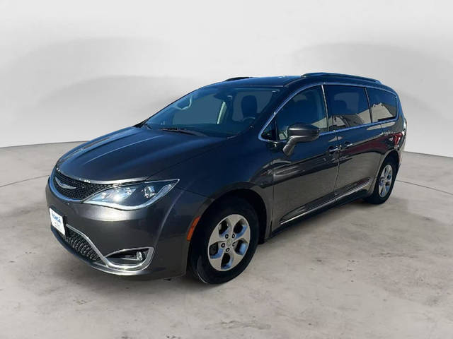 2017 Chrysler Pacifica Minivan Touring-L Plus FWD photo