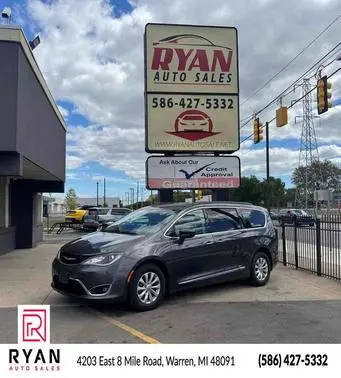 2017 Chrysler Pacifica Minivan Touring-L FWD photo