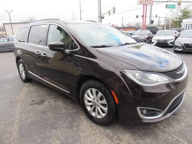 2017 Chrysler Pacifica Minivan Touring-L FWD photo