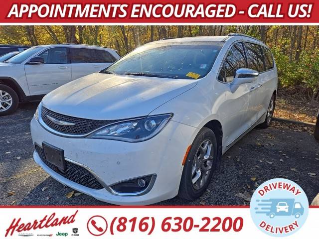 2017 Chrysler Pacifica Minivan Limited FWD photo