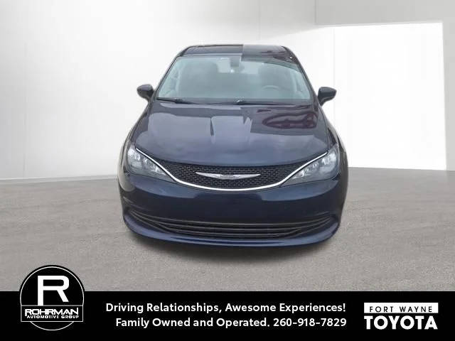 2017 Chrysler Pacifica Minivan Touring FWD photo