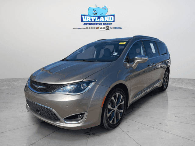 2017 Chrysler Pacifica Minivan Limited FWD photo