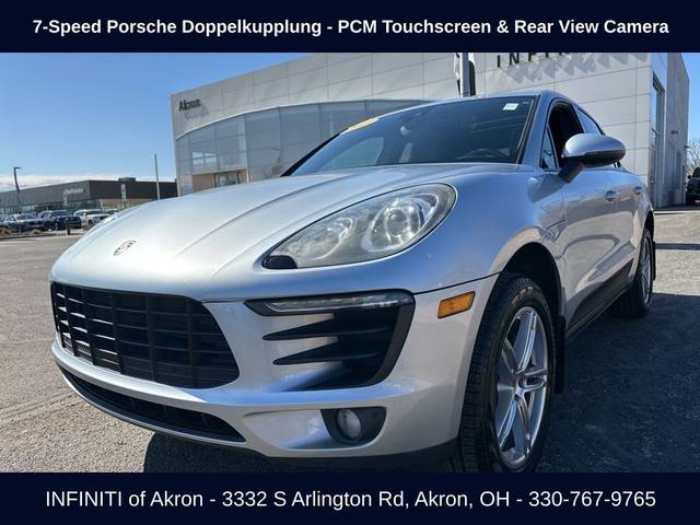 2017 Porsche Macan  AWD photo