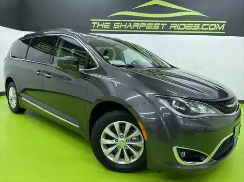 2017 Chrysler Pacifica Minivan Touring-L FWD photo