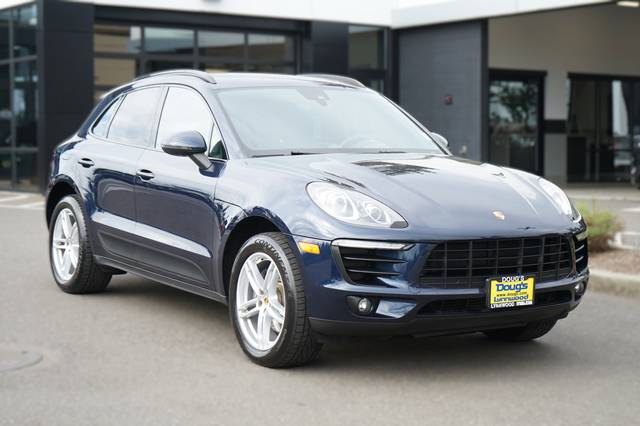 2017 Porsche Macan  AWD photo