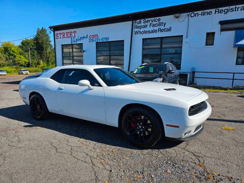 2017 Dodge Challenger SXT Plus RWD photo