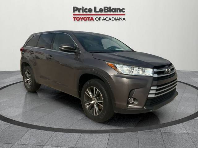 2017 Toyota Highlander LE Plus FWD photo