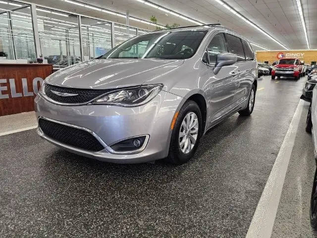 2017 Chrysler Pacifica Minivan Touring-L FWD photo