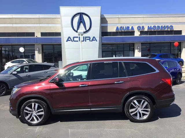 2017 Honda Pilot Touring FWD photo