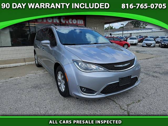 2017 Chrysler Pacifica Minivan Touring-L FWD photo