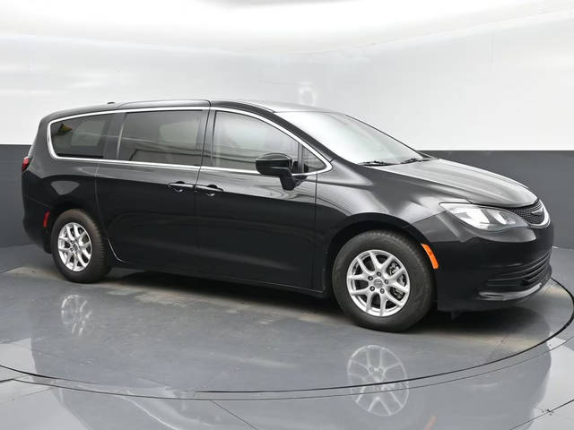 2017 Chrysler Pacifica Minivan Touring FWD photo