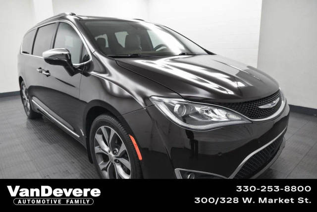 2017 Chrysler Pacifica Minivan Limited FWD photo