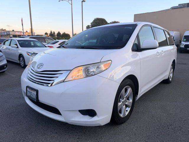 2017 Toyota Sienna LE FWD photo