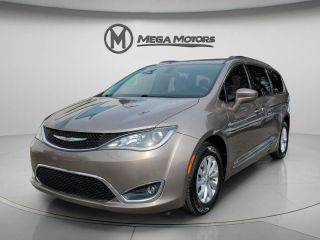 2017 Chrysler Pacifica Minivan Touring-L FWD photo