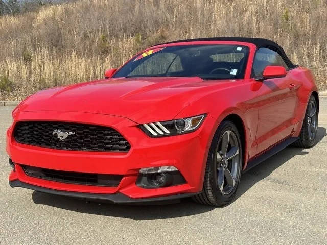 2017 Ford Mustang V6 RWD photo