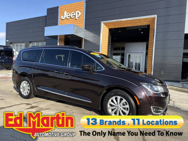 2017 Chrysler Pacifica Minivan Touring-L FWD photo