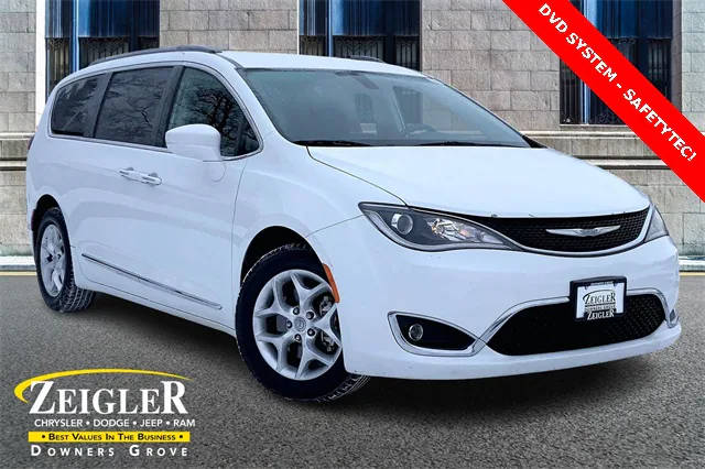 2017 Chrysler Pacifica Minivan Touring-L FWD photo