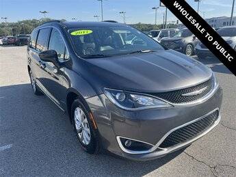 2017 Chrysler Pacifica Minivan Touring-L FWD photo