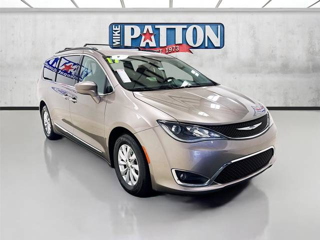 2017 Chrysler Pacifica Minivan Touring-L FWD photo