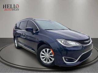 2017 Chrysler Pacifica Minivan Touring-L FWD photo