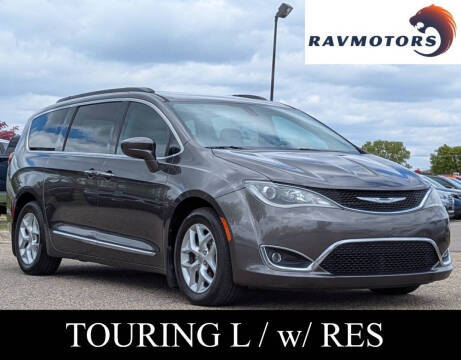 2017 Chrysler Pacifica Minivan Touring-L FWD photo