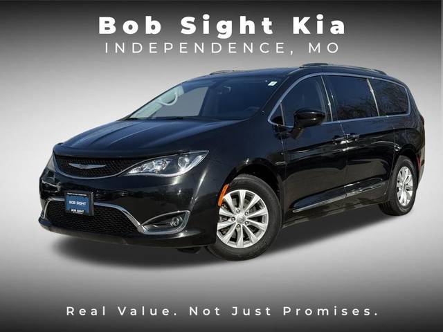 2017 Chrysler Pacifica Minivan Touring-L FWD photo