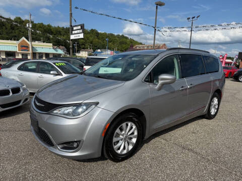 2017 Chrysler Pacifica Minivan Touring-L FWD photo