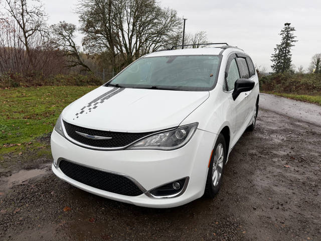 2017 Chrysler Pacifica Minivan Touring-L FWD photo