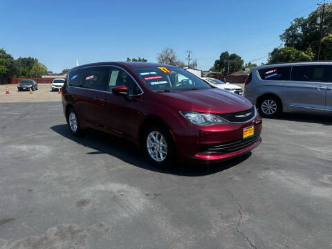 2017 Chrysler Pacifica Minivan LX FWD photo