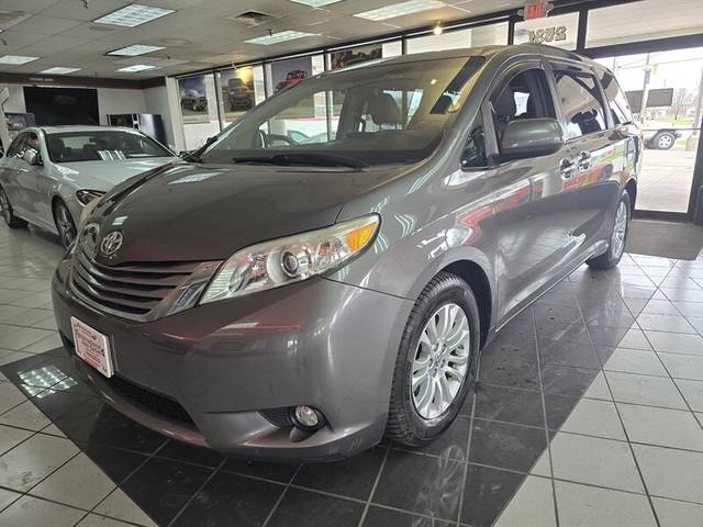 2017 Toyota Sienna XLE FWD photo