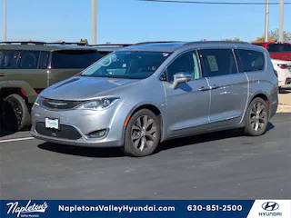 2017 Chrysler Pacifica Minivan Limited FWD photo