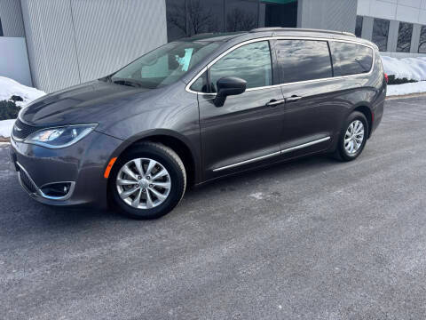 2017 Chrysler Pacifica Minivan Touring-L FWD photo