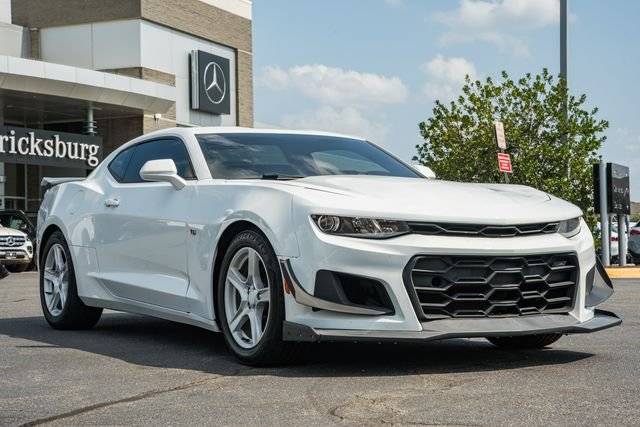 2017 Chevrolet Camaro 1LT RWD photo