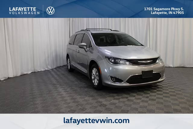 2017 Chrysler Pacifica Minivan Touring-L FWD photo