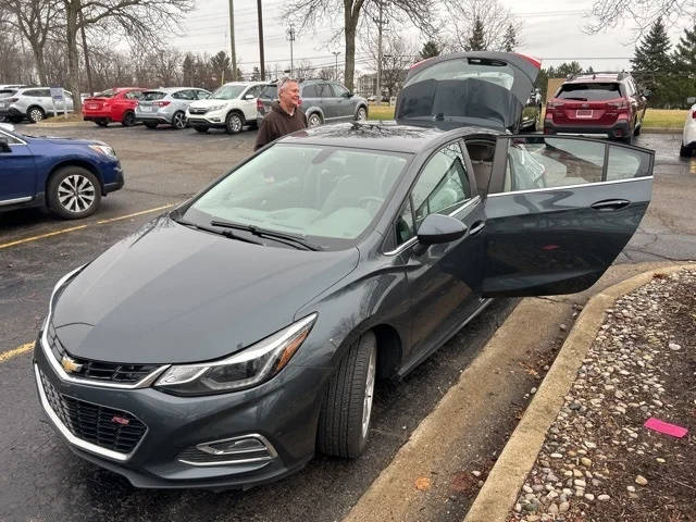 2017 Chevrolet Cruze LT FWD photo