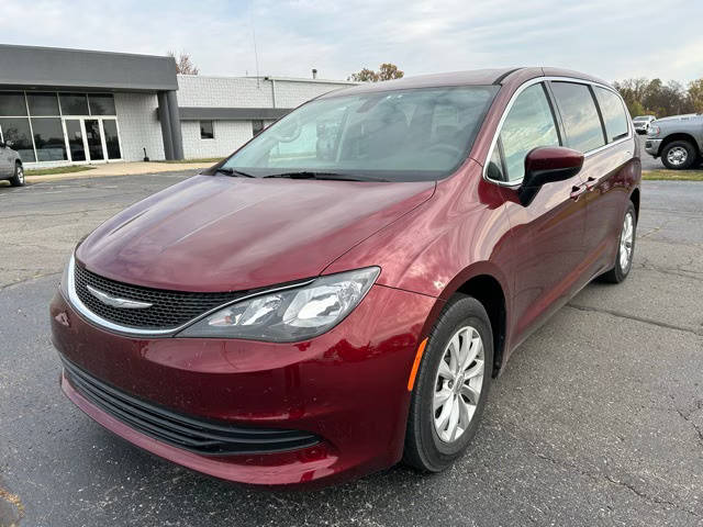 2017 Chrysler Pacifica Minivan Touring FWD photo